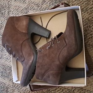 Lace up ankle booties in dark taupe. Adorable & brand new by Bandolino.